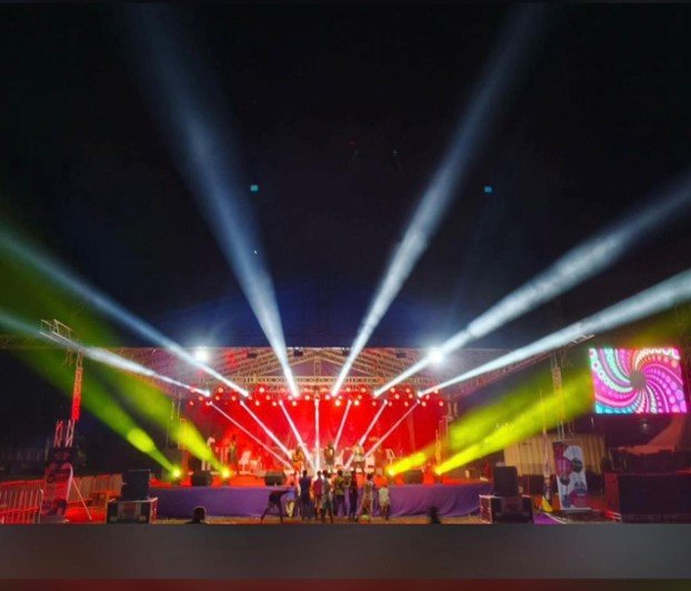 Large-scale stage rig for an outdoor event